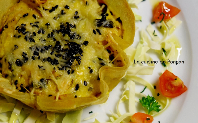 Tartelette de brick au thon parsemée de graines de sésame noir