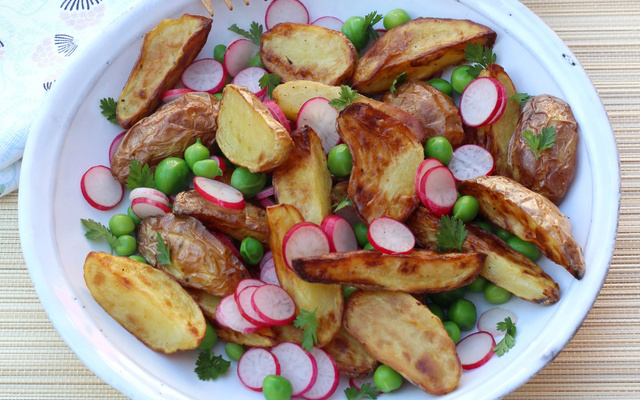 Salade de pommes de terre primeur rôties aux petits pois frais et radis