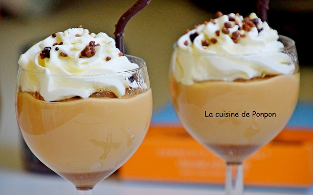 Crème à la confiture de lait sur un lit de caramel au beurre salé