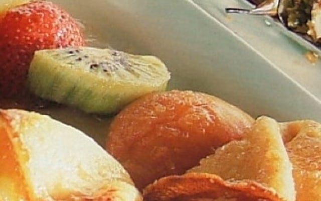 Crêpes, poires et kiwis en brochettes