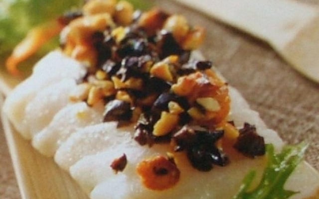 Dos de cabillaud de Norvège et son crumble d'olives et de noisettes