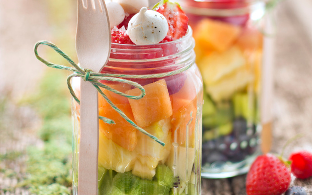Salade de fruits à la fleur de sel de Guérande et mini meringues au poivre