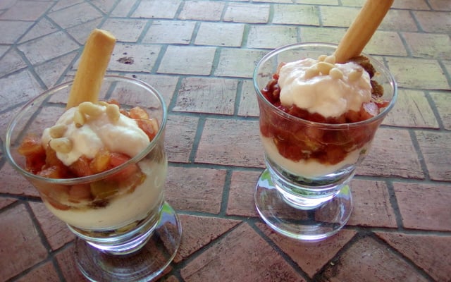 La tomate fait son show italien ou: 'Tiramisu de tomates sur lit de roquette et grissinis'