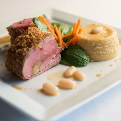 Carré filet d'agneau pané au pain d'épices et flan de Haricots Tarbais