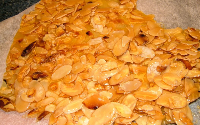 Caramel croquant aux amandes.