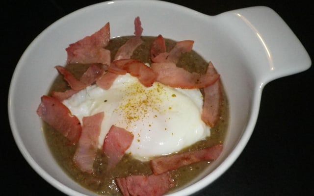 Soupe de lentilles du Puy, œuf poché et lamelles de bacon