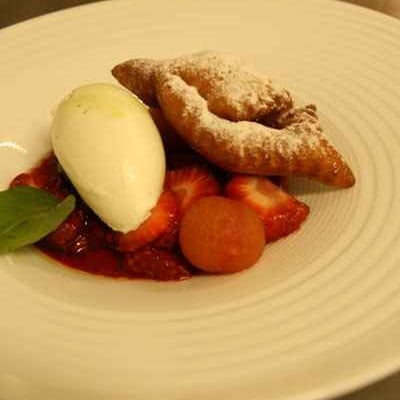 Gourmandises de fraises et framboises aux olives confites et tomates douces vanillées, sorbet citron basilic et bugne citron