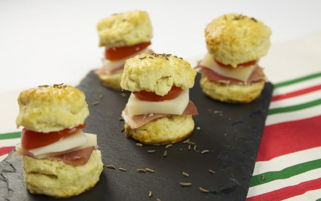 Scones au cumin, jambon cru, tomates cerises et pur fromage de brebis Etorki