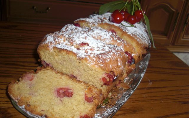 Cake moelleux aux cerises et aux amandes