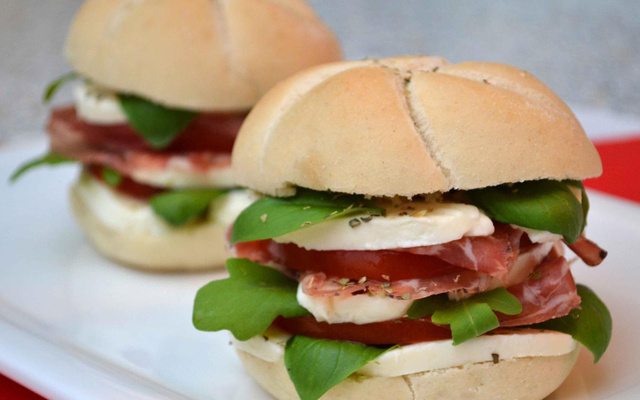 Hamburger façon caprese et coppa