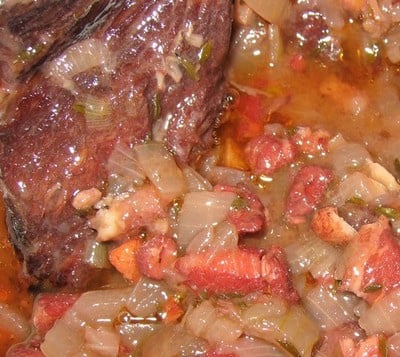 Bœuf bourguignon découpé en cubes et longtemps mijoté