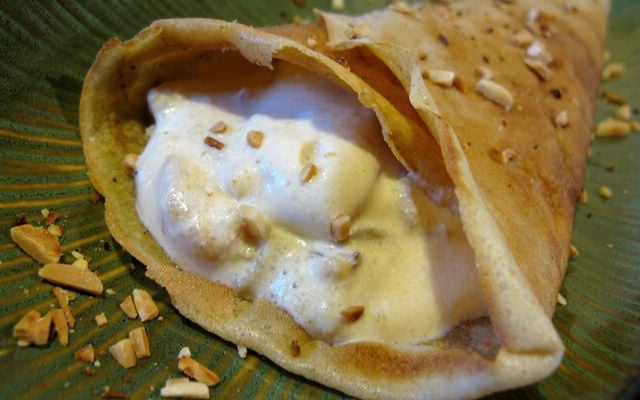 Crêpe de petit épeautre, mousseline de faisselle, poire et noisette