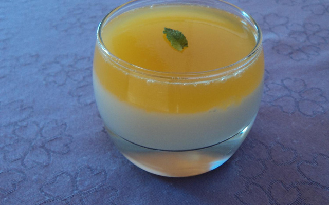 Verrine de lait de coco et gelée d'ananas