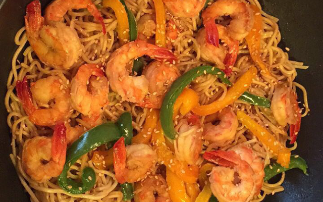 Wok de nouilles chinoises aux crevettes et aux légumes