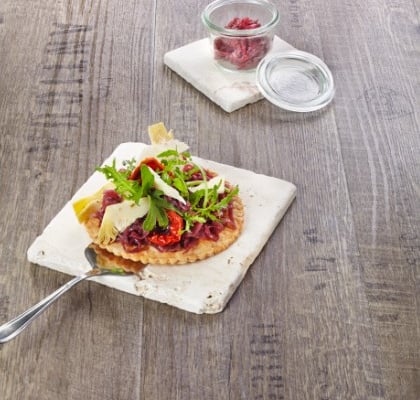 Tarte fine à l'oignon, roquette, légumes confits