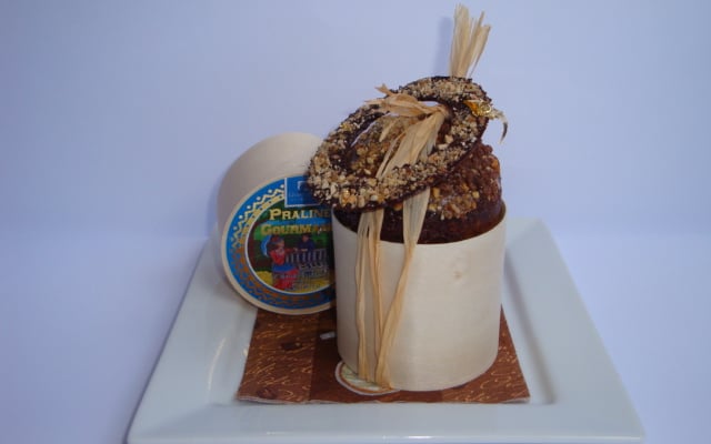 Petite boîte à cake aux pralinés, et cœur de caramel au praliné