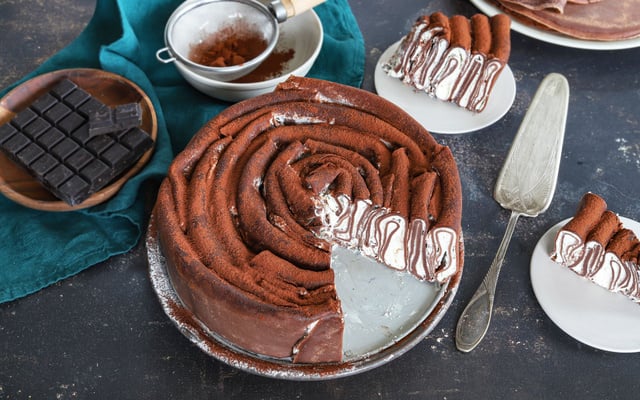 Gâteau tourbillon de crêpes drapées au chocolat et chantilly