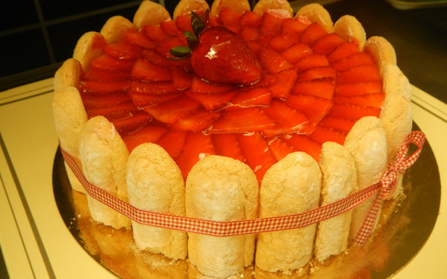 Charlotte aux fraises au nappage blond