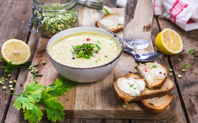 Soupe de pois cassés au bouillon de légumes