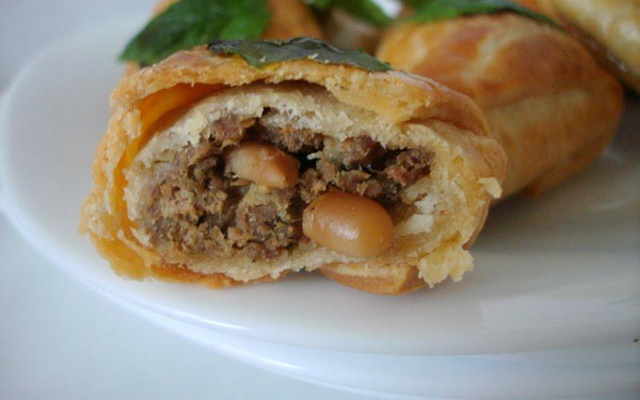 Chausson à l'agneau et aux pignons