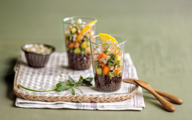 Verrine de quinoa, petite salade de surimi, mangue et graines germées