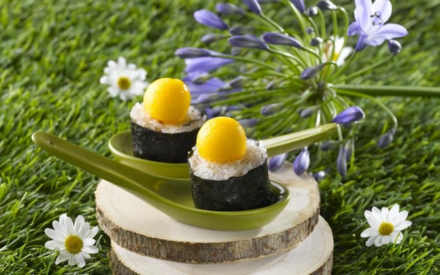Sushi, chèvre frais, ail, noix et mangue