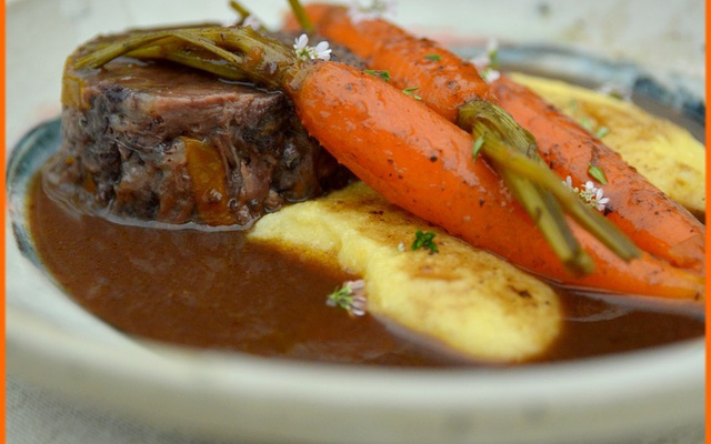 Joue de bœuf braisé au vin et carottes