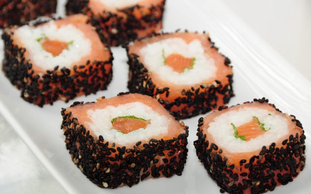 Maki sushis de saumon au saumon