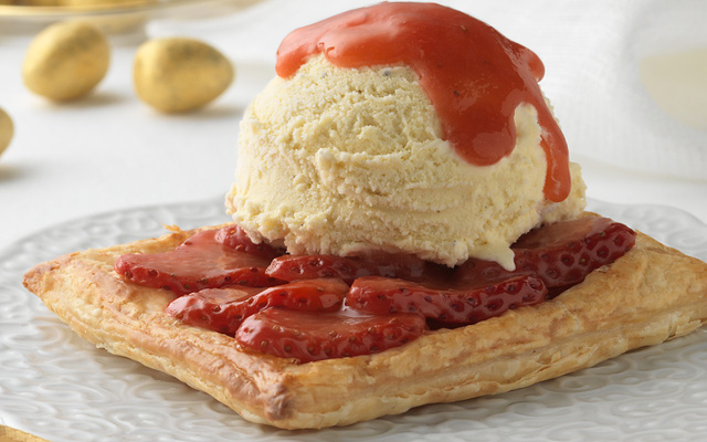 Feuilleté à la fraise et sa boule de crème glacée Carte d'Or® vanille de Madagascar