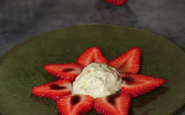 Recette de fraises au caramel balsamique et glace wasabi