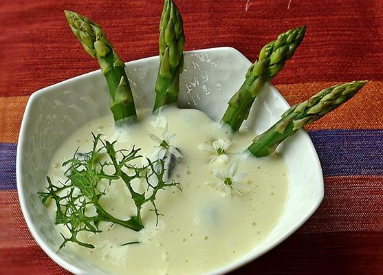 Escargots, asperges, espuma de pommes de terre, ail des ours