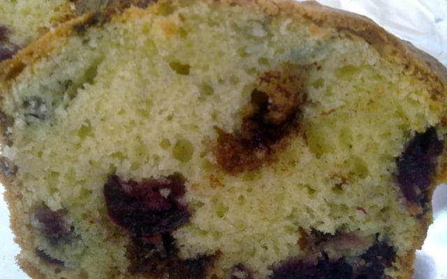 Cake aux cerises du jardin, amandes et Kinder Délice