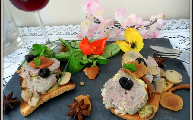 Toasts grillés au cou d'oie farci et champignons