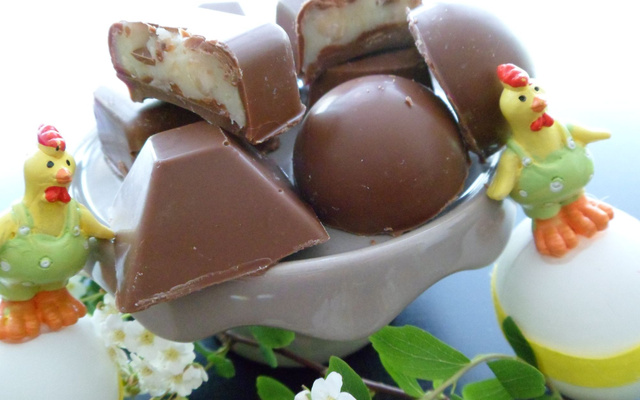 Chocolats au lait fourrés au chocolat blanc et noisettes