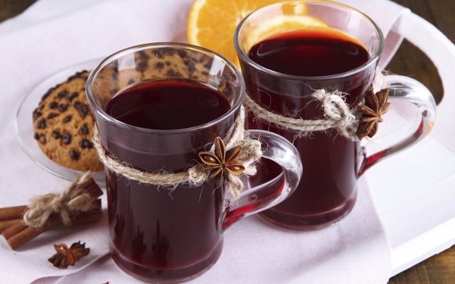 Punch de Noël aux fruits, vins, rhum et épices