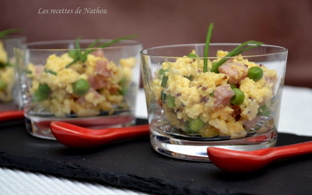 Verrines aux œufs brouillés, petits pois, moutarde et jambon grillé au miel