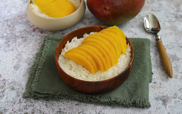 Sticky mango rice