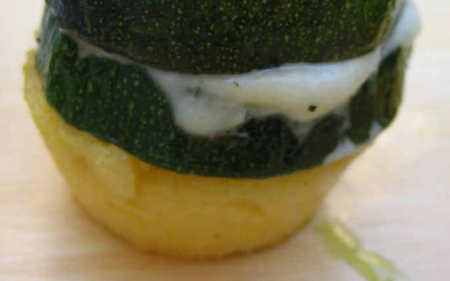 Pizza polenta et courgette coulis d' huile basilic