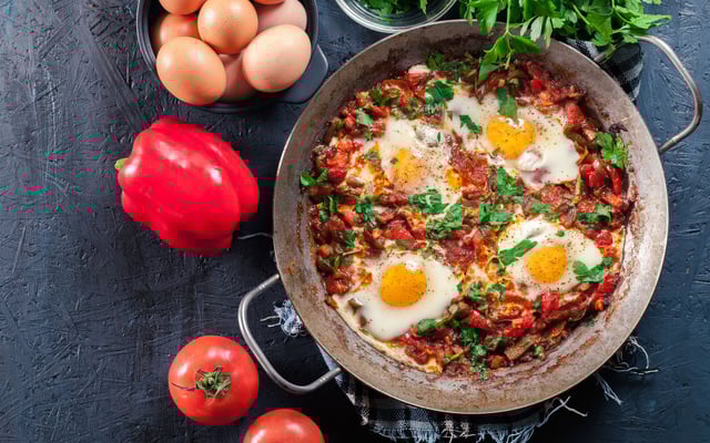 Chakchouka ou Tchakchouka (Poêlée de poivrons grillés et tomates à l’œuf)
