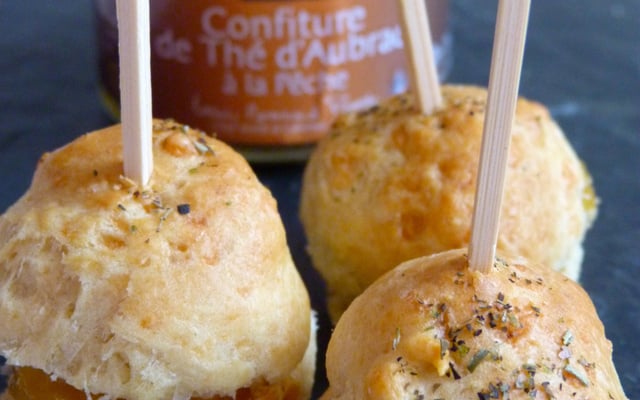 Gougères au vieux cantal et à la confiture de thé d'aubrac