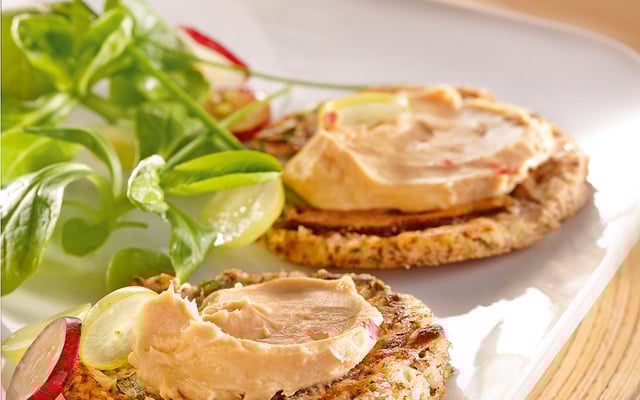 Blinis de sarrasin fraîchement moulu, aux shitakés et terrine forestière