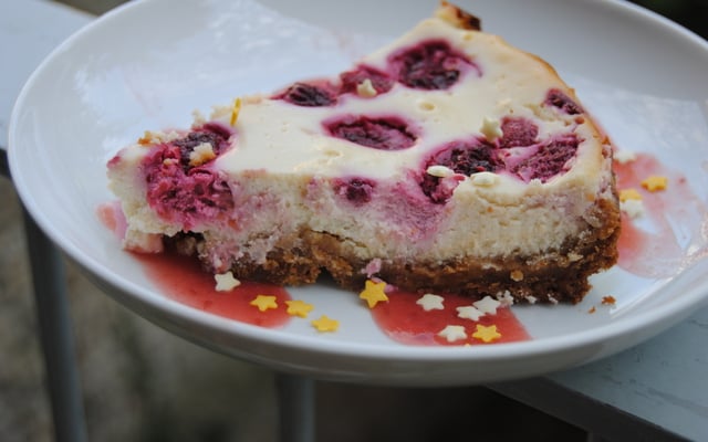 Cheesecake aux framboises sur coulis de fruits rouges