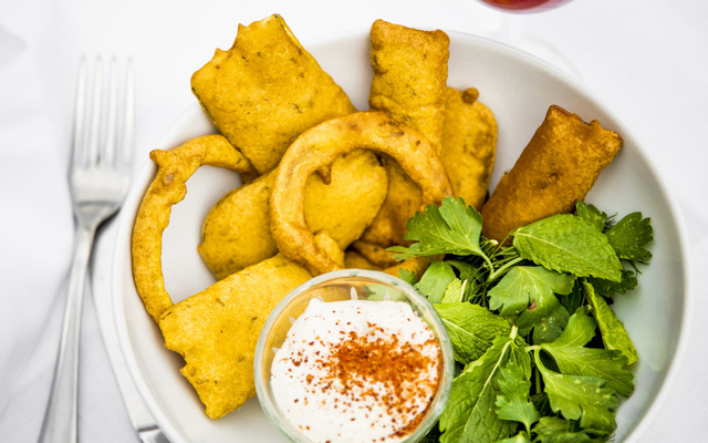 Beignets de légumes à la farine de pois chiches, crémeux à la noix de cajou raifort et poivre noir