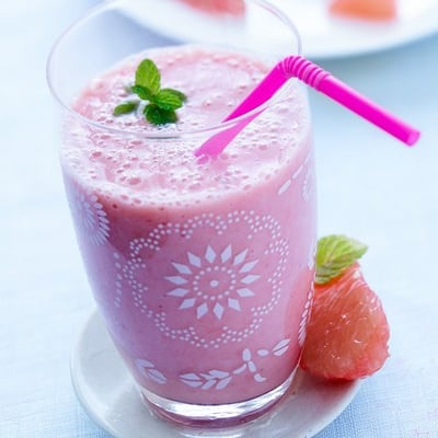 Smoothie pamplemousse de Floride, banane, gingembre et fraise
