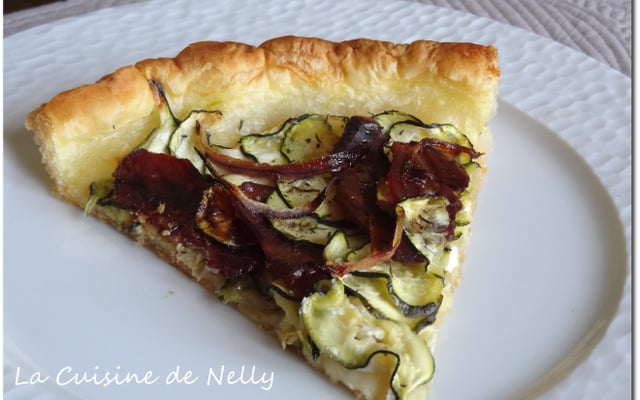 Tarte fine à la courgette, chèvre, magret de canard, thym et miel