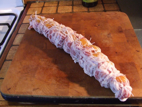 Filet mignon de porc farci aux abricots secs et à la Coppa dans sa gaine de poitrine fumée et de crépine