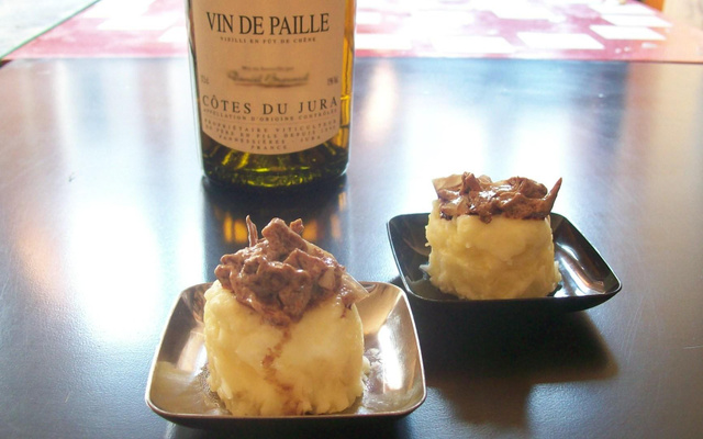 Bouchées pomme de terre, cœur coulant de cancoillotte, couronne de champignons.