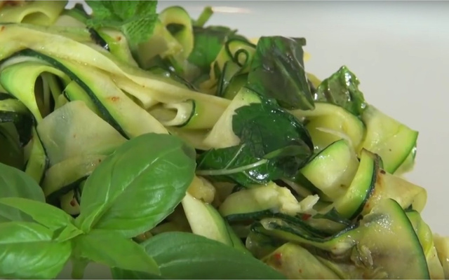 Tagliatelles de courgettes à l'ail et au basilic