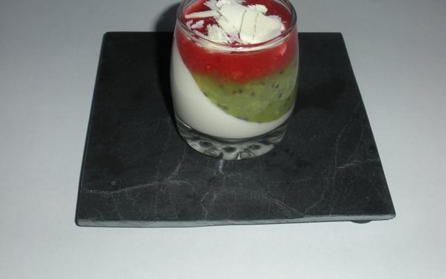 Panna cotta chocolat blanc-coulis kiwi et fraises