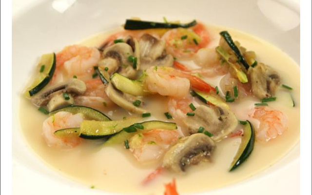 Nage de crevettes, courgettes et champignons au gingembre